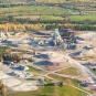 Prise de vue aérienne en couleur d’une mine avec tours, chemins, bâtiments et amoncellements de roches