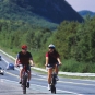 Photographie couleur d’une route avec deux grosses montagnes en arrière-plan