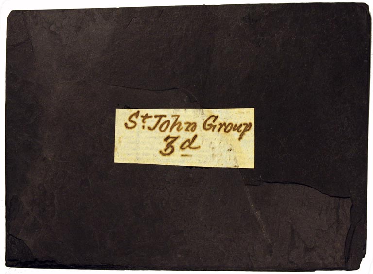 Image couleur de roche noire avec étiquette en papier